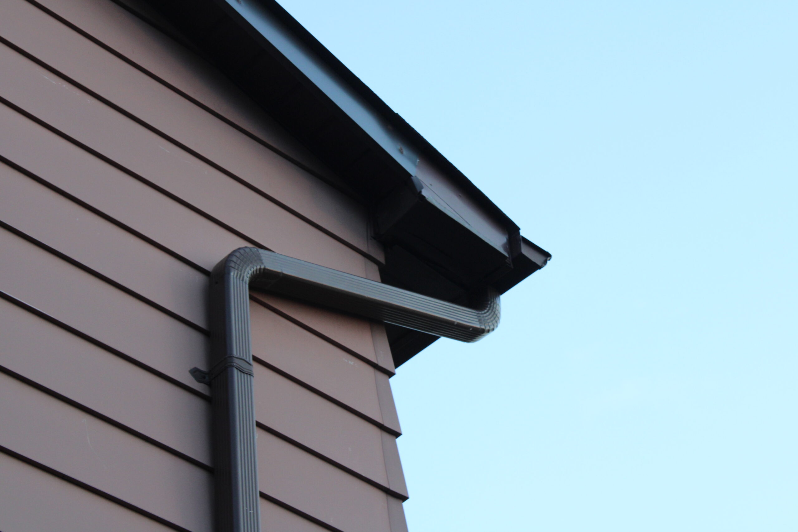 vista-de-bajo-angulo-del-edificio-contra-un-cielo-despejado